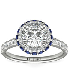 Anillo de compromiso con halos superpuestos de diamantes y zafiros en oro blanco de 14 k